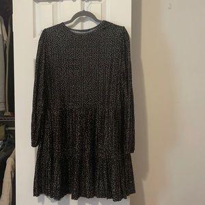 Dress with round neckand long sleeves.Tiered skirt